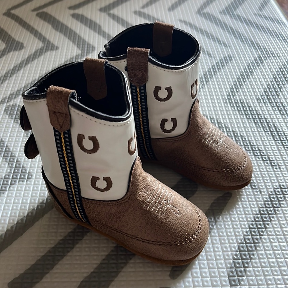 Baby cowboy boots, size 4